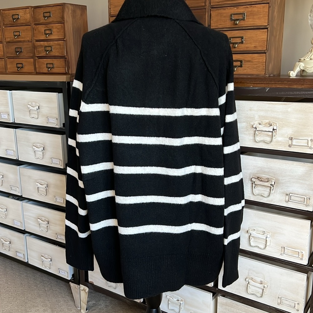 NWT Aerie Black and White V-Neck Unreal Polo Sweater - Picture 3 of 6
